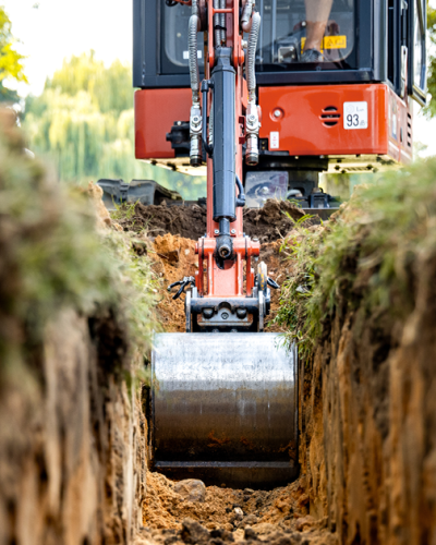 Travaux d’excavation exposant des conduites d’eau et des services publics près d’un bâtiment