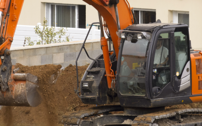 Excavation contrôlée près des fondations pour accéder aux conduites d’eau et aux services publics